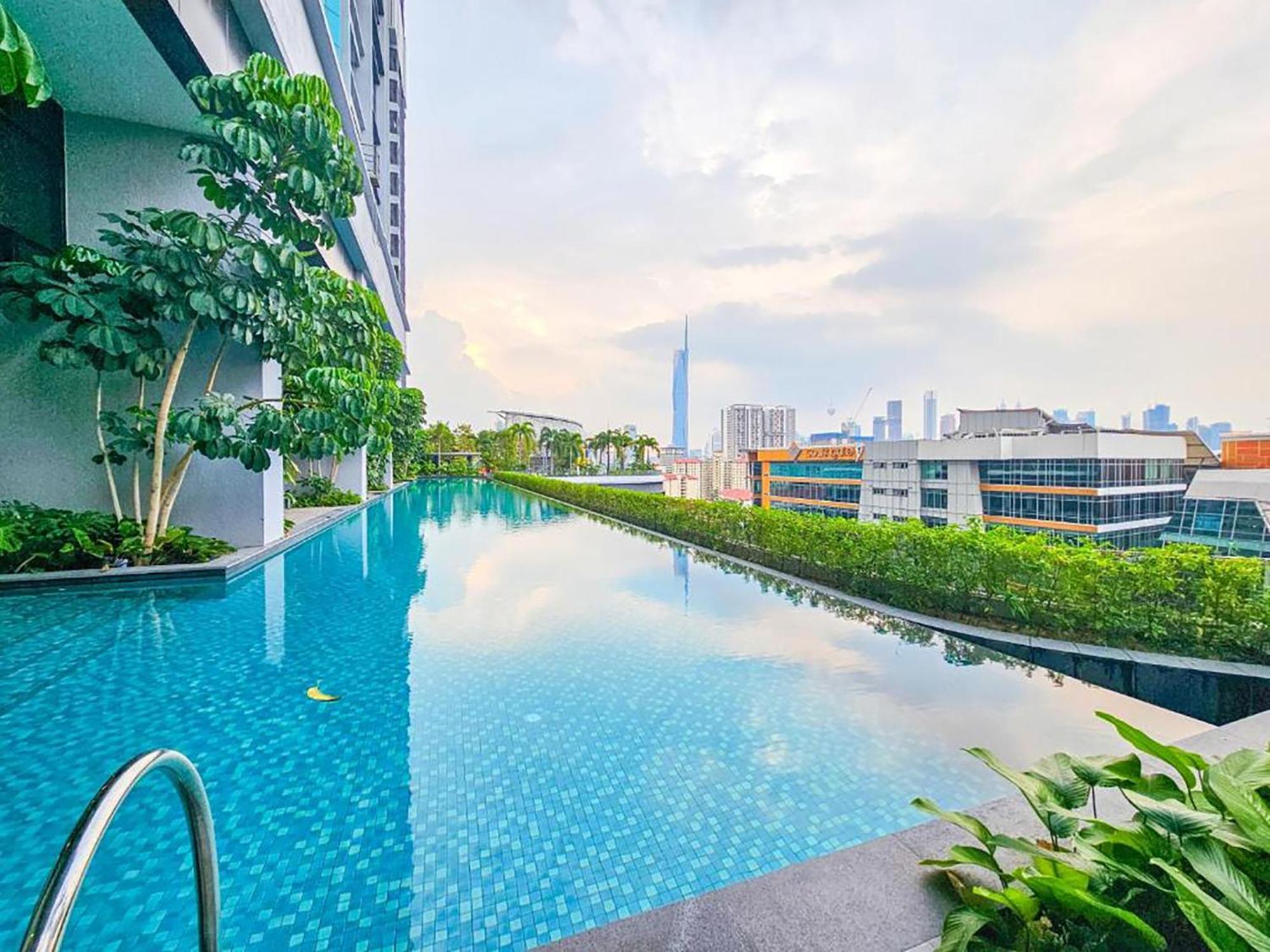 Skyscraper 65 Kl Highest Outdoor Bathtub Luxury Lavish Designer Suite Penthouse Lv65 Kuala Lumpur Exterior photo