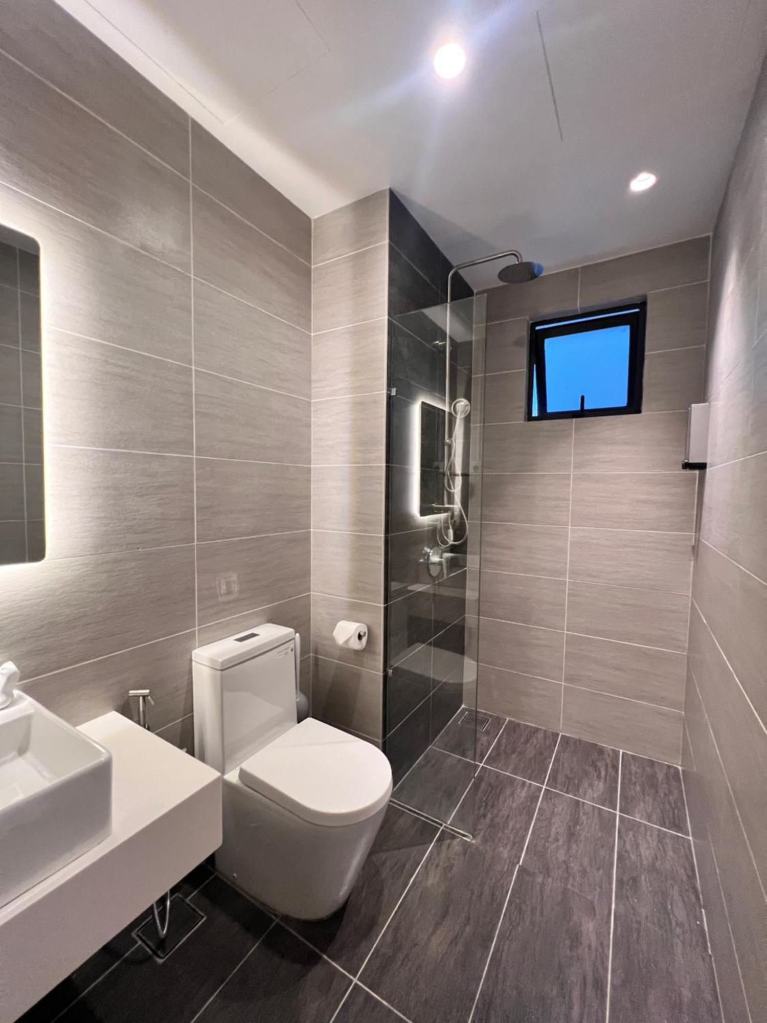 Skyscraper 65 Kl Highest Outdoor Bathtub Luxury Lavish Designer Suite Penthouse Lv65 Kuala Lumpur Exterior photo