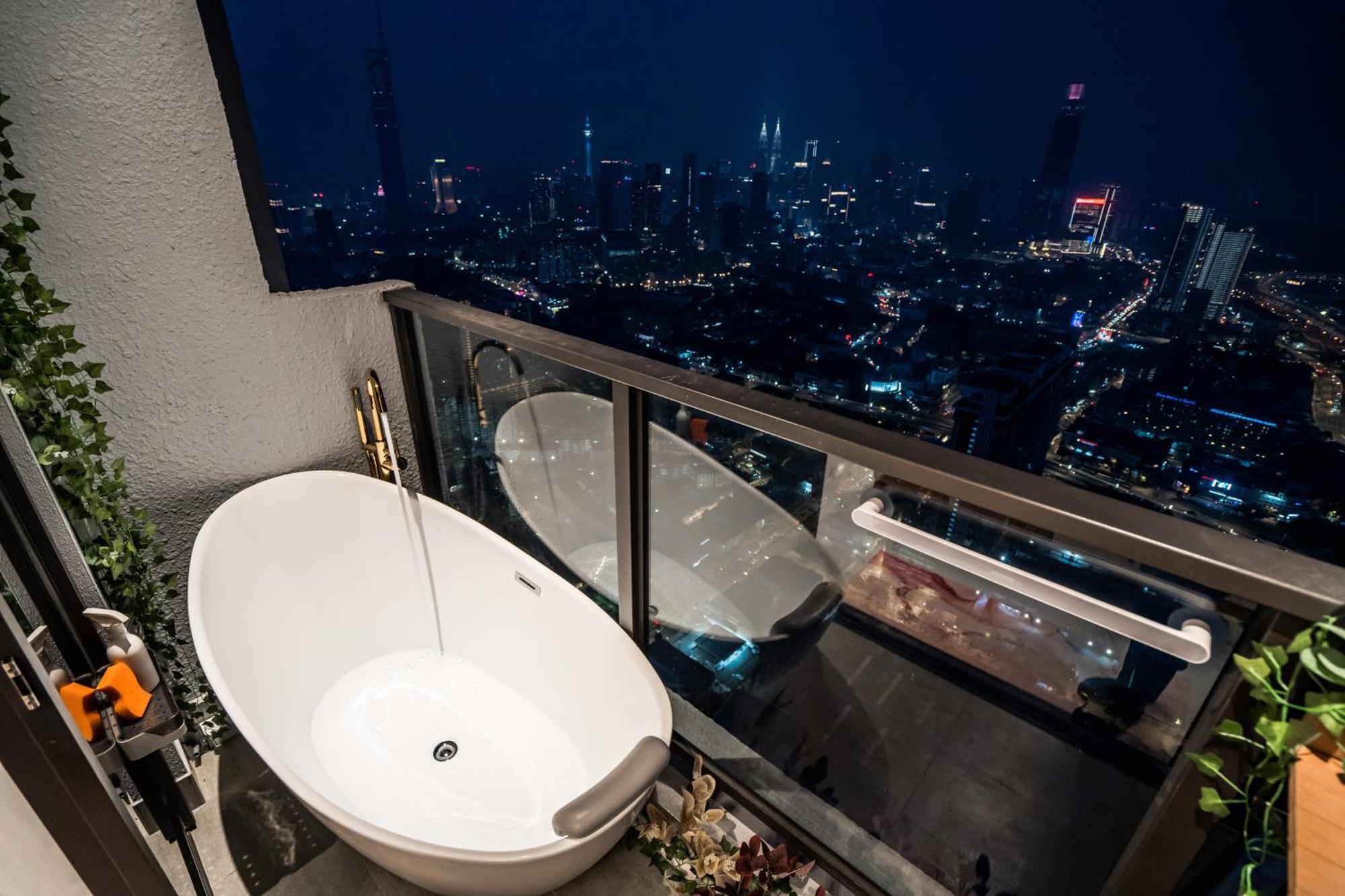 Skyscraper 65 Kl Highest Outdoor Bathtub Luxury Lavish Designer Suite Penthouse Lv65 Kuala Lumpur Exterior photo